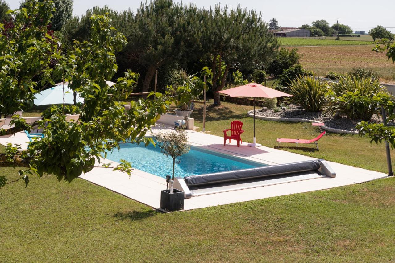 Gite 4 personnes avec piscine entre Saintes et Royan Balanzac Extérieur photo